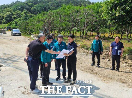 홍지선 경기 남양주시 부시장을 비롯한 합동점검반이 지난 9일 여름철 풍수해로 인한 시민 피해를 예방하고자 재해복구 사업장과 침수 취약지역을 방문 점검하고 있다./남양주시