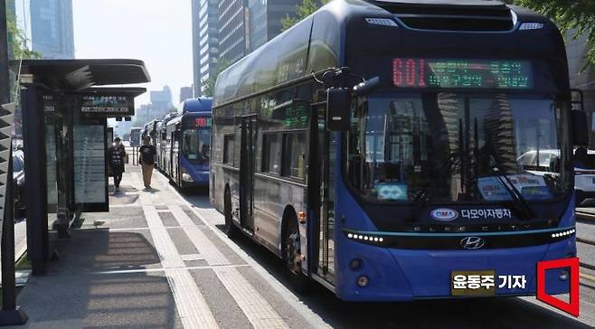 이르면 10월부터 서울시 시내버스를 대상으로 비접촉식 결제 시스템(태그리스) 시범사업이 시작된다. 사진은 서울시내의 버스 정류장 모습. 윤동주 기자