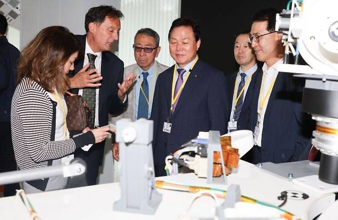 박완수 경남도지사(가운데)가 2023년 6월 프랑스 툴루즈 우주센터를 방문해 우주항공산업 관련 설명을 듣고 있다. 경남도 제공