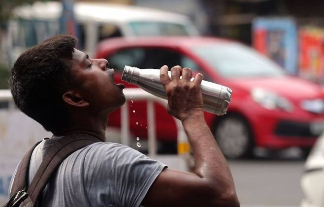 폭염 속 물을 마시고 있는 인도 남성. EPA 연합뉴스.