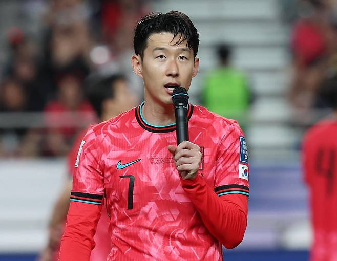 한국 축구대표팀 손흥민이 10일 서울 마포구 서울월드컵경기장에서 열린 2026 국제축구연맹(FIFA) 북중미월드컵 아시아 3차 예선 쿠웨이트와 경기를 마치고 인사말을 하고 있다. /뉴시스