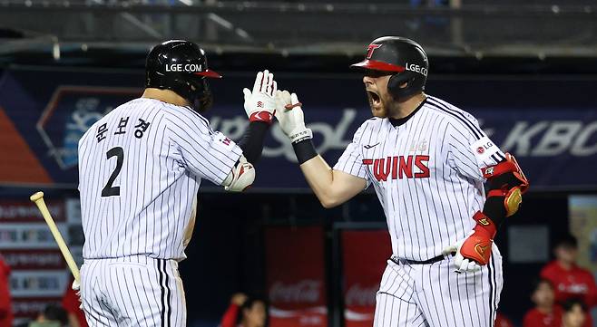 11일 서울 송파구 잠실야구장에서 열린 2025 프로야구 SSG 랜더스와 LG 트윈스의 경기, 7회말 1사 주자 1루 상황, LG 3번타자 오스틴이 좌월 2점 홈런을 날린 뒤 홈으로 들어오고 있다. /뉴시스