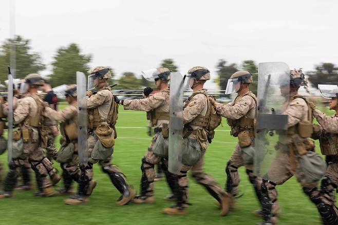 10일 미국 해병대 1사단 7연대 소속 병력이 시위 진압 관련 훈련을 받고 있다. /연합뉴스