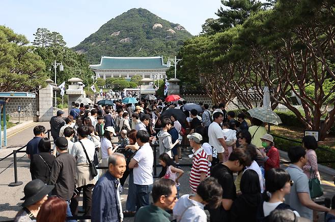 현충일인 6일 서울 종로구 청와대 앞에서 시민들이 입장을 기다리고 있다. /연합뉴스