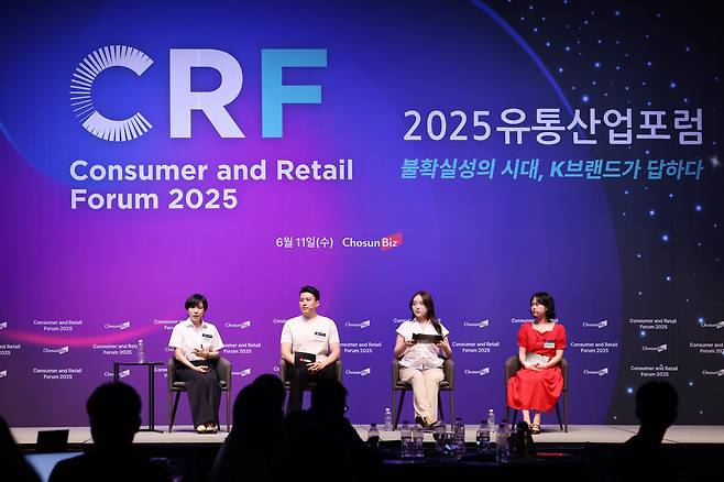 (왼쪽부터) 이현진 유튜브 크리에이터·쇼핑 파트너십 총괄, 유튜브 채널 '소개팁'을 운영하는 권동현 씨, 이예린 씨와 유튜브 크리에이터 '스칼렛언니'./조선비즈