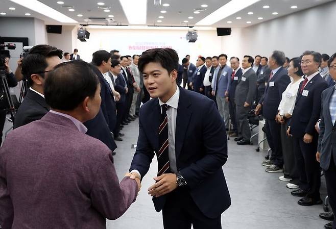 김용태 국민의힘 비상대책위원장이 10일 서울 여의도 당사에서 열린 원외당협위원장 간담회에서 참석자들과 인사하고 있다. ⓒ뉴시스