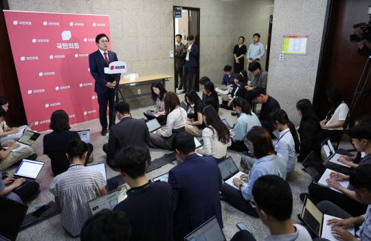 박형수 국민의힘 원내수석부대표가 11일 오후 국회 본청에서 의원총회 취소 관련 브리핑을 하고 있다.<연합뉴스 사진>