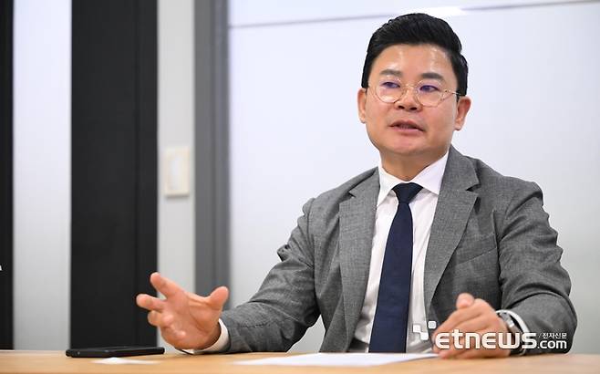 고준용 시큐어링크 대표가 전자신문과 인터뷰를 진행하고 있다. 이동근기자 foto@etnews.com