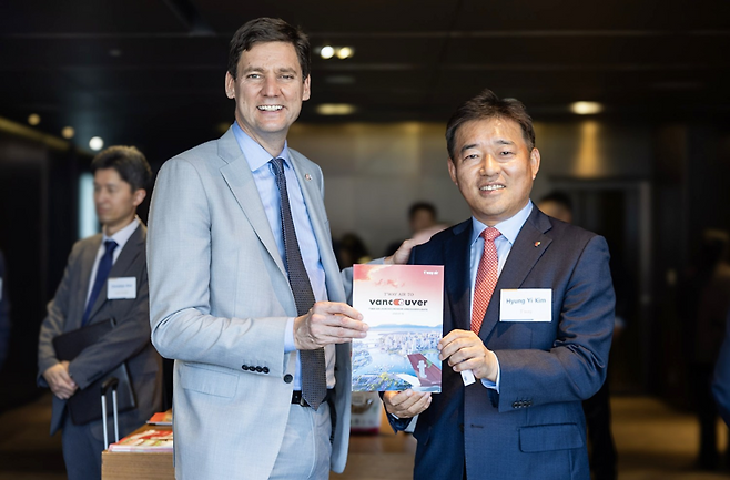 김형이 티웨이항공 경영본부장(오른쪽)이 지난 9일 'B.C.주 비즈니스 네트워킹 오찬'에 참석해 밴쿠버 신규 취항 소식을 소개한 뒤 데이비드 이비 캐나다 브리티시 컬럼비아주 수상과 기념촬영을 하고 있다. 티웨이항공 제공