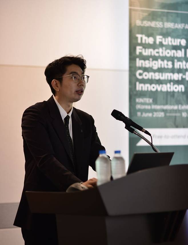 박상화 유로모니터 책임연구원은 11일 일산 킨텍스에서 진행 중인 '2025 서울국제식품산업대전(서울푸드 2025)'에서 글로벌 기능성 식음료 시장 현황과 전망에 대해 발표하고 있다. 유로모니터 제공