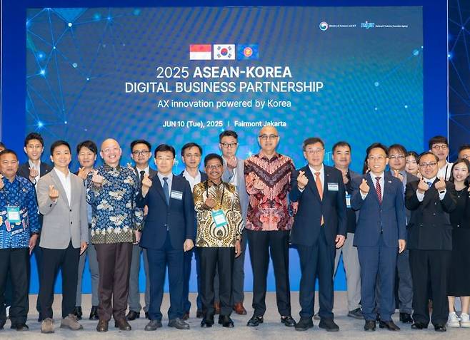 10일(현지 시간) 한-아세안 디지털 비즈니스 파트너십 행사에서 정창림 과학기술정보통신부 국장(왼쪽 앞열 네번째)와 박윤규 정보통신산업진흥원장(왼쪽 앞열 일곱번째), 삿빈더 싱 아세안 사무국 경제사무차장(왼쪽 앞열 여섯번째) 등이 기념 사진을 촬영하고 있다. 과기정통부 제공