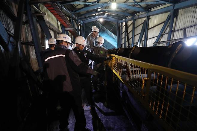 고 김용균 사망사고 진상규명과 재발방지를 위한 석탄화력발전소 특별노동안전조사위원들이 2019년 4월3일 오후 충남 태안군 한국서부발전 태안발전본부 현장조사를 하고 있다. 박종식 기자 anaki@hani.co.kr 2019.04.03 한겨레