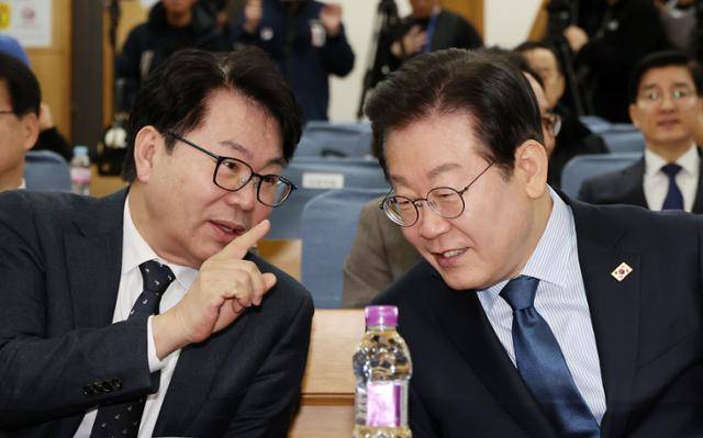 이재명(오른쪽) 대통령이 지난 2월 서울 여의도 국회에서 열린 정책 소통 플랫폼 '모두의 질문Q' 출범식에서 이한주 민주연구원장과 대화하고 있다. 뉴시스