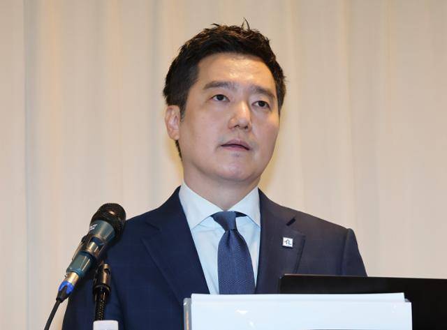 김세의 가로세로연구소 대표와 고(故) 김새론 유족 법률대리인 부지석 변호사가 5월 7일 서울 강남구 스페이스쉐어에서 김수현 배우 관련 기자회견을 하고 있다. 뉴스1