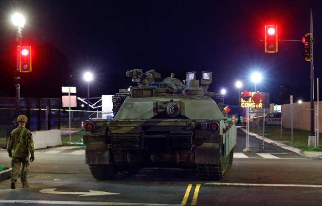 미국 육군 M1 에이브럼스 전차가 10일 미 워싱턴의 웨스트 포토맥 공원에 도착해 인디펜던스 애비뉴를 따라 이동하고 있다. 해당 장비는 도널드 트럼프 미국 대통령 생일인 14일 미 육군 창설 250주년을 기념해 이뤄지는 대규모 열병식에 동원될 예정이다. 워싱턴=AFP 연합뉴스