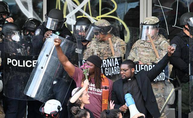 미국 연방정부의 고강도 이민자 단속에 반대하는 시위대가 10일 미 캘리포니아주 로스앤젤레스(LA)의 연방청사로 행진하며 “군대를 집으로 보내라”는 구호를 외치고 있다. 로스앤젤레스=AFP 연합뉴스