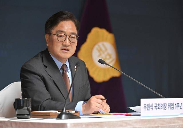 우원식 국회의장이 11일 서울 여의도 국회 사랑재에서 열린 취임 1주년 기자간담회에서 취재진의 질의에 답하고있다. 고영권 기자