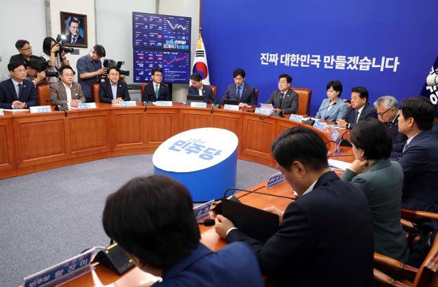 박찬대 더불어민주당 당대표 직무대행 겸 원내대표가 11일 오전 서울 여의도 국회에서 열린 최고위원회의에서 발언을 하고 있다. 뉴시스