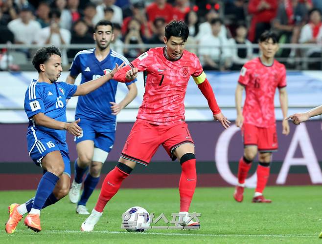11회 연속 월드컵 본선 진출을 확정지은 대한민국 축구대표팀이 10일 오후 서울 마포구 서울월드컵경기장에서 2026 FIFA 북중미 월드컵 아시아지역 3차 예선 최종전 쿠웨이트와의 경기를 가졌다. 후반 교체 출전한 손흥민이 드리블을 하고 있다. 상암=김민규 기자 mgkim1@edaily.co.kr /2025.06.10/