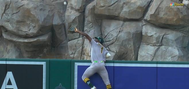 애슬레틱스 외야수 덴젤 클라크가 10일(한국시간) LA에인절스와 원정경기에서 홈런성 타구를 잡는 호수비를 하고 있다. 사진=MLB닷컴 홈페이지 캡처