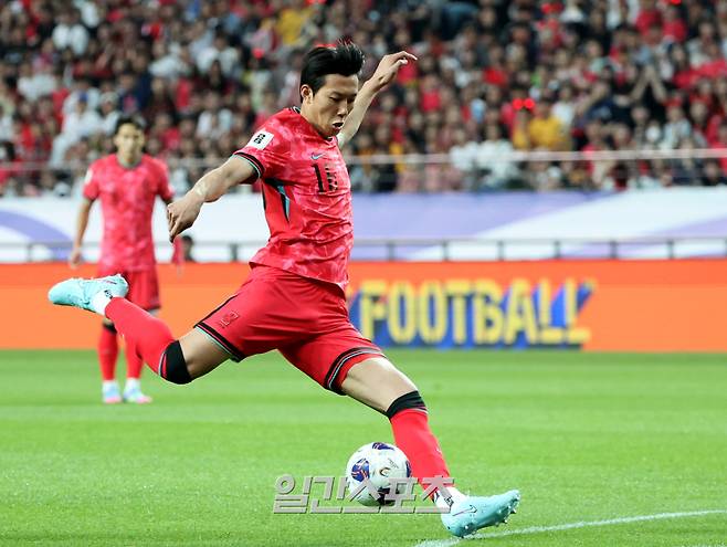 11회 연속 월드컵 본선 진출을 확정지은 대한민국 축구대표팀이 10일 오후 서울 마포구 서울월드컵경기장에서 2026 FIFA 북중미 월드컵 아시아지역 3차 예선 최종전 쿠웨이트와의 경기를 가졌다. 전반 이한범이 슈팅을 하고 있다. 상암=김민규 기자 mgkim1@edaily.co.kr /2025.06.10/