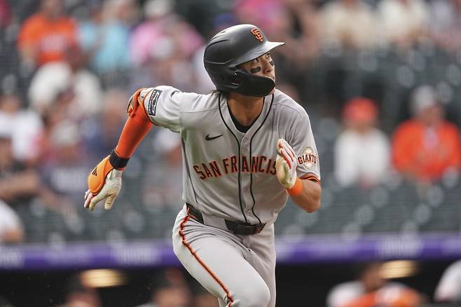 <yonhap photo-3801="">이정후가 11일(한국시간) 콜로라도전 1회 초 3루타를 날린 뒤 타구를 바라보고 있다. AP=연합뉴스</yonhap>