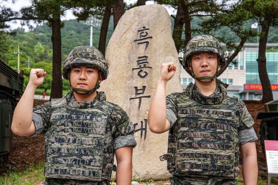 해병대 제6여단 권율 병장(오른쪽)과 이찬형 일병. 사진 해병대 제6여단