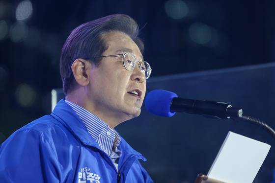 이재명 대통령이 대선후보였던 지난 2일 오후 서울 영등포구 여의도공원 문화의마당에서 열린 집중유세에서 지지를 호소하고 있다. 뉴시스