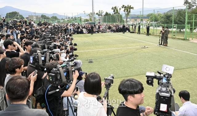 ▲ 세계적인 아이돌그룹 방탄소년단(BTS) 멤버 뷔와 RM의 전역일인 10일 춘천시 신북읍 체육공원에서 뷔와 RM이 취재진과 팬들앞에서 전역 소감을 말하고 있다. 방도겸 기자