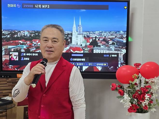 회사 노래방에서 노래를 부르고 있는 김원길 대표