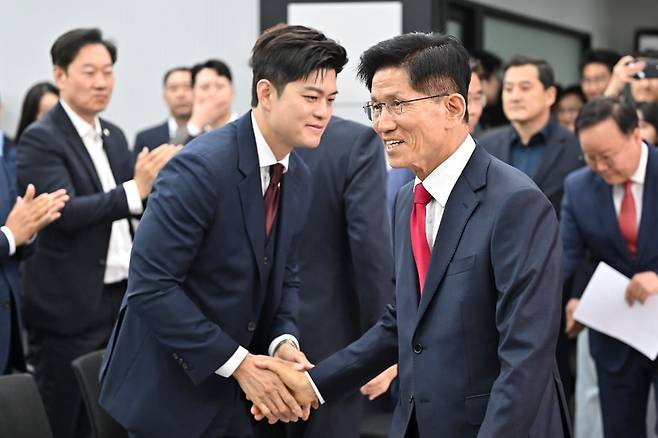 김문수 국민의힘 대통령 후보가 4일 서울 여의도 중앙당사에서 열린 제21대 대통령선거 국민의힘 중앙선거대책위원회 해단식에서 김용태 비대위원장과 인사하는 모습. /사진=뉴스1