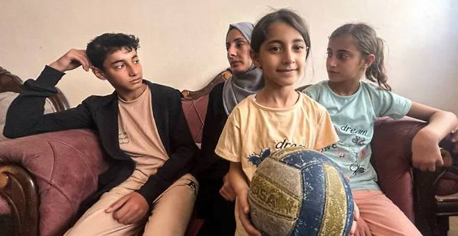 무함마드의 아내 네르민과 자녀들. 알자지라