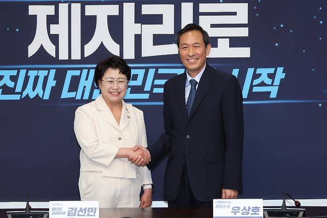 조국혁신당 김선민 당대표 권행대행이 11일 서울 여의도 국회를 찾은 우상호 대통령실 정무수석을 접견하고 있다. 연합뉴스