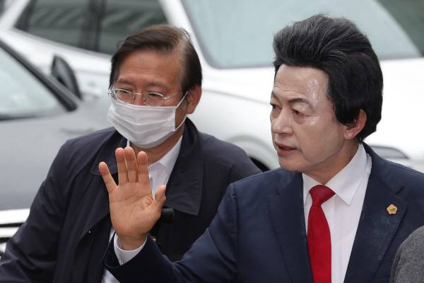 지난달 16일 오후 경기도 의정부시 가능동 의정부지방법원에서 사기와 정치자금법 위반, 준강제추행 등의 혐의를 받는 허경영 국가혁명당 명예대표(오른쪽)가 구속 전 피의자심문 위해 법정으로 이동하고 있다. 연합뉴스