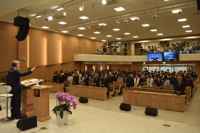 오산평화교회 성도들이 지난 8일 경기도 오산 교회에서 새 성전 입당 예배를 드리고 있다. 오산평화교회 제공