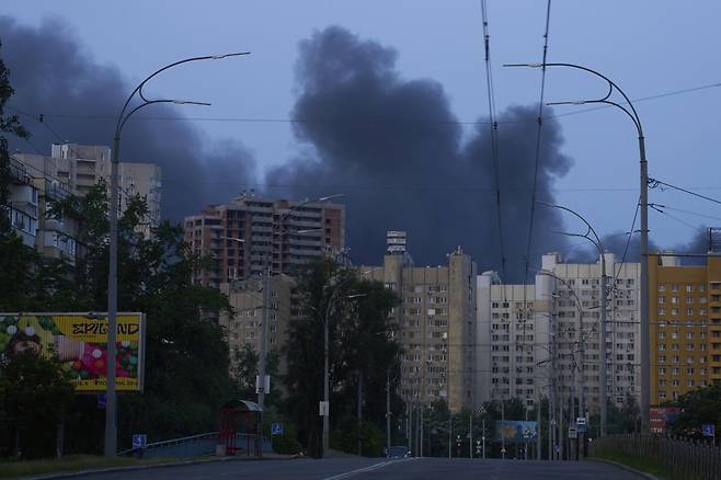 러시아의 공습으로 10일(현지시간) 우크라이나 키이우시 상공에 검은 연기가 피어오르고 있다. AP연합뉴스