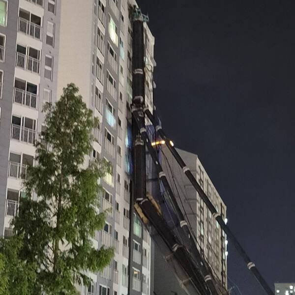 지난 5일 오후 10시13분 발생한 용인시 기흥구 서천동 인덕원-동탄 복선전철 공사장 내 항타기 장비 전도 당시 모습. 경기일보DB