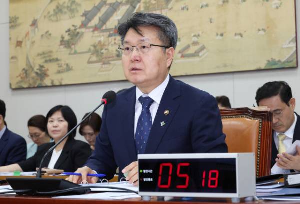 오석환 교육부 차관이 11일 서울 여의도 국회에서 열린 교육위원회 전체회의에서 보수 성향 단체 '리박스쿨'의 댓글 여론조작 의혹 관련 의원들의 질의에 답하고 있다. 연합뉴스