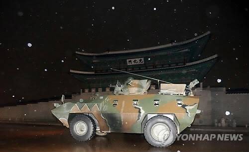 서울 도심에서 육군 수도방위사령부 장갑차와 장병들이 북한군의 예상 가능한 각종 도발상황을 상정한 '리멤버 1.21훈련'을 벌이고 있다. 2013.1.21 출처=연합뉴스