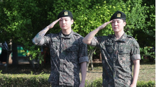 육군 현역 복무를 마치고 만기 전역한 그룹 방탄소년단(BTS)의 지민(오른쪽)과 정국이 11일 경기도 연천군 연천공설운동장에서 거수경례를 하고 있다. (사진=연합뉴스)