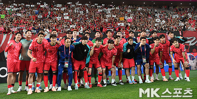 홍명보 감독이 이끄는 대한민국 축구국가대표팀은 6일 이라크 원정에서 2026 북중미 월드컵 본선 진출을 확정했다. 그리고 10일 서울워드컵경기장에서 열린 쿠웨이트전에서 이를 자축했다. 사진(상암 서울)=천정환 기자