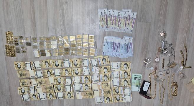 등산 배낭 속에서 나온 금괴와 은닉한 현금 등./사진=국세청 제공.