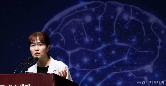 김은주 한국지능정보사회진흥원(NIA) 지능기술인프라본부장이 10일 서울 중구 프레스센터에서 머니투데이 주최로 열린 '제5회 K클라우드·AX 프런티어 컨퍼런스'에서 'AI도입 전략-목표설정, 최적구조, 비용효율화'에 대해 기조강연을 하고 있다. /사진=김창현 기자 chmt@