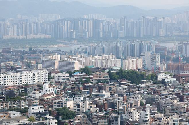 토지거래허가구역 규제를 피한 마포구 등의 집값 상승세가 가팔라지면서 지역 주요 아파트들이 연일 신고가를 기록하고 있다. 사진은 지난 8일 서울 남산에서 바라본 시내 주택단지. /사진=뉴시스