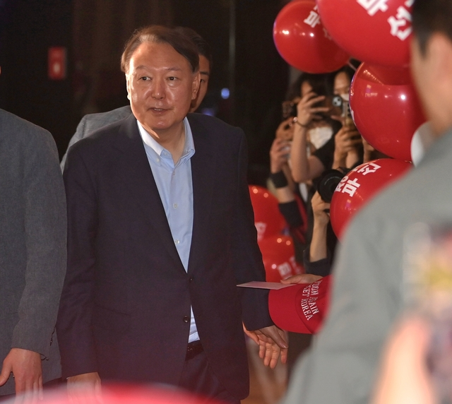 윤석열 전 대통령이 지난달 21일 오전 서울 중구 메가박스 동대문점에서 다큐멘터리 영화 부정선거, 신의 작품인가를 관람하기 위해 이동하고 있다. 백동현 기자