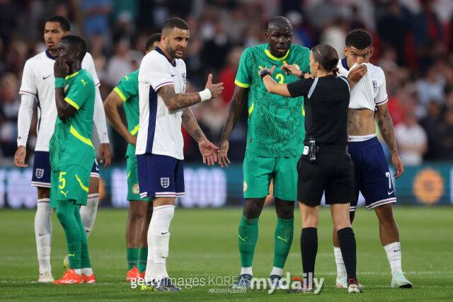 심판에게 주의를 받는 양 팀 선수들. /게티이미지코리아