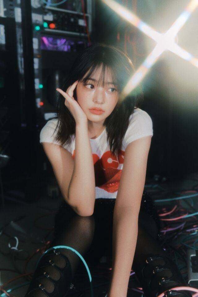 밴드 QWER 멤버 시연 미니 3집 '난 네 편이야, 온 세상이 불협일지라도' 콘셉트 포토 / 타마고 프로덕션