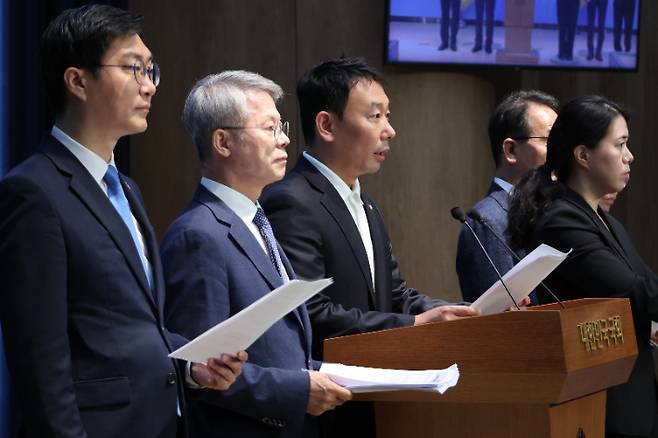 더불어민주당 장경태(왼쪽부터)·민형배·김용민 의원 등이 11일 서울 여의도 국회 소통관에서 검찰청법 폐지법안, 공소청 신설법안 등 검찰개혁을 위해 발의한 법안들에 대해 설명하고 있다. 연합뉴스