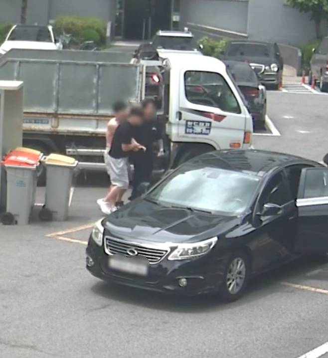 B씨가 3인조 일당에게 끌려가는 모습. 독자 제공