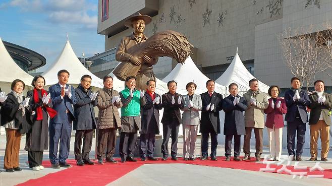 동대구역에 설치된 박정희 전 대통령 동상. 정진원 기자